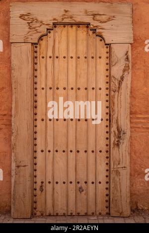 Porte en bois arabe typique à Marrakech médina, musulmane, colorée Banque D'Images