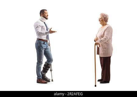 Vue en coupe d'un homme blessé avec une chaussure orthopédique et un col cervical parlant à une femme âgée isolée sur fond blanc Banque D'Images