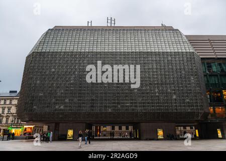 PRAGUE, RÉPUBLIQUE TCHÈQUE - 23 AOÛT 2022 : vue en grand angle du nouveau théâtre national de Prague, ouvert pour la première fois en 188 Banque D'Images