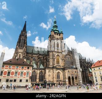 PRAGUE, RÉPUBLIQUE TCHÈQUE - 25 AOÛT 2022 : vue latérale de la rue gothique Cathédrale de Vitus dans le complexe du château de Prague en République tchèque. Banque D'Images