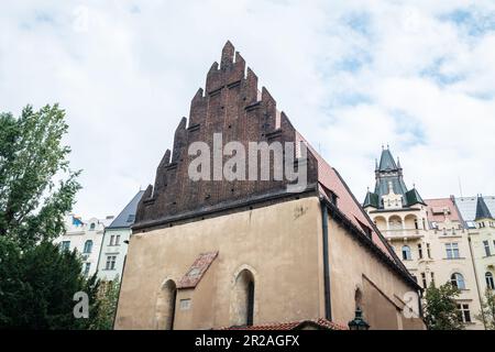 Vue à angle bas de l'ancienne Nouvelle synagogue (Staronova synagoga) dans le quartier juif de Pragues, République tchèque. Banque D'Images