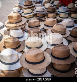 Panama Chapeaux au marché de l'artisanat à Marrakech, Maroc Banque D'Images