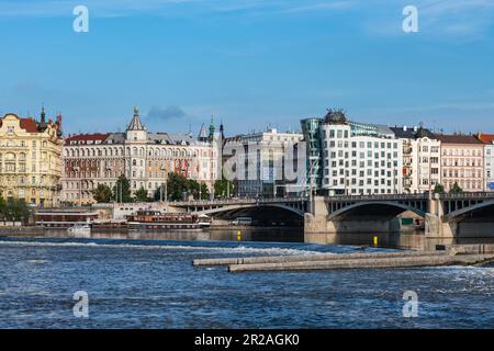 PRAGUE, RÉPUBLIQUE TCHÈQUE - 24 AOÛT 2022 : vue panoramique de la maison dansante dans le quartier de Nove Mesto à Prague, République tchèque. Banque D'Images