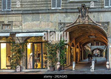 Le passage 'otto Broletto' a été créé avec l'ouverture du passage à droite de la cathédrale de Santa Maria Assunta. Reggio Emilia Banque D'Images