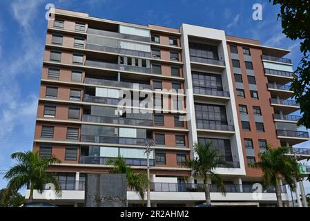 Façade latérale de l'immeuble d'appartements, vue latérale de bas en haut, ciel bleu en arrière-plan, Brésil, Amérique du Sud, couleur marron Banque D'Images