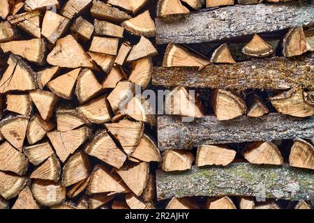 Une pile de bois de chauffage qui est stockée pour sécher Banque D'Images