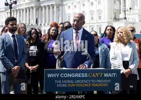 18 mai 2023, Washington, Distric of Columbia, Etats-Unis: LE sénateur AMÉRICAIN RAPHAEL WARNOCK(D-GA) parle de la législation sur la sécurité des armes à feu lors d'une conférence de presse, aujourd'hui sur 18 mai 2023 au Swamp du Sénat/Capitole à Washington DC, Etats-Unis. (Credit image: © Lénine Nolly/ZUMA Press Wire) USAGE ÉDITORIAL SEULEMENT! Non destiné À un usage commercial ! Banque D'Images