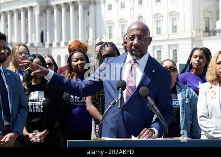 18 mai 2023, Washington, Distric of Columbia, Etats-Unis: LE sénateur AMÉRICAIN RAPHAEL WARNOCK(D-GA) parle de la législation sur la sécurité des armes à feu lors d'une conférence de presse, aujourd'hui sur 18 mai 2023 au Swamp du Sénat/Capitole à Washington DC, Etats-Unis. (Credit image: © Lénine Nolly/ZUMA Press Wire) USAGE ÉDITORIAL SEULEMENT! Non destiné À un usage commercial ! Banque D'Images