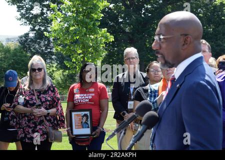 18 mai 2023, Washington, Distric of Columbia, Etats-Unis: LE sénateur AMÉRICAIN RAPHAEL WARNOCK(D-GA) parle de la législation sur la sécurité des armes à feu lors d'une conférence de presse, aujourd'hui sur 18 mai 2023 au Swamp du Sénat/Capitole à Washington DC, Etats-Unis. (Credit image: © Lénine Nolly/ZUMA Press Wire) USAGE ÉDITORIAL SEULEMENT! Non destiné À un usage commercial ! Banque D'Images