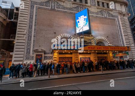 Les théatristes s'alignent à l'extérieur de "certains comme ça chaud" au théâtre Shubert dans le quartier des théâtres de Broadway à New York mercredi, 3 mai 2023. La comédie musicale a été nominée pour 13 Tony Awards, y compris Best musical. (© Richard B. Levine) Banque D'Images