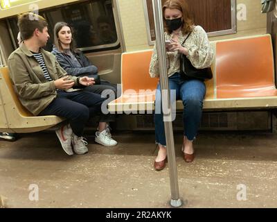 En semaine, dans le métro de New York, le mercredi, 10 mai 2023. (© Frances M. Roberts) Banque D'Images