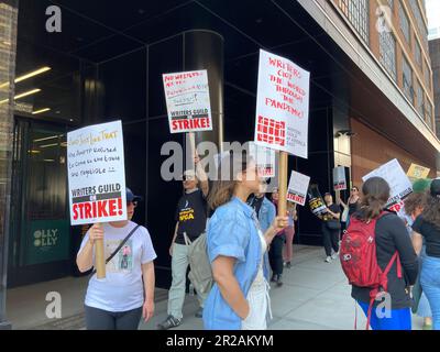 Des membres de la Writers Guild of America East et d'autres partisans syndicaux piquent devant le bâtiment Starett-Lehigh où la série télévisée amazonienne « milliards » est filmée, dans le quartier de Chelsea à New York mercredi, 10 mai 2023. Les auteurs veulent une plus grande part des revenus de streaming ainsi que la dotation obligatoire et la durée de l'emploi. La dernière grève de novembre 2007 a duré 100 jours. (© Frances M. Roberts) Banque D'Images