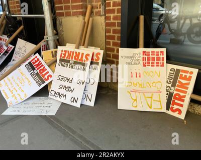 Des membres de la Writers Guild of America East et d'autres partisans syndicaux piquent devant le bâtiment Starett-Lehigh où la série télévisée amazonienne « milliards » est filmée, dans le quartier de Chelsea à New York mercredi, 10 mai 2023. Les auteurs veulent une plus grande part des revenus de streaming ainsi que la dotation obligatoire et la durée de l'emploi. La dernière grève de novembre 2007 a duré 100 jours. (© Frances M. Roberts) Banque D'Images