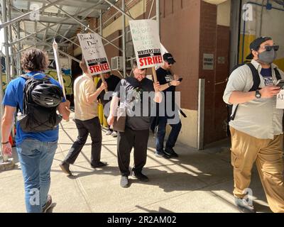 Des membres de la Writers Guild of America East et d'autres partisans syndicaux piquent devant le bâtiment Starett-Lehigh où la série télévisée amazonienne « milliards » est filmée, dans le quartier de Chelsea à New York mercredi, 10 mai 2023. Les auteurs veulent une plus grande part des revenus de streaming ainsi que la dotation obligatoire et la durée de l'emploi. La dernière grève de novembre 2007 a duré 100 jours. (© Frances M. Roberts) Banque D'Images