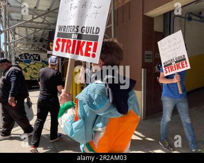 Des membres de la Writers Guild of America East et d'autres partisans syndicaux piquent devant le bâtiment Starett-Lehigh où la série télévisée amazonienne « milliards » est filmée, dans le quartier de Chelsea à New York mercredi, 10 mai 2023. Les auteurs veulent une plus grande part des revenus de streaming ainsi que la dotation obligatoire et la durée de l'emploi. La dernière grève de novembre 2007 a duré 100 jours. (© Frances M. Roberts) Banque D'Images