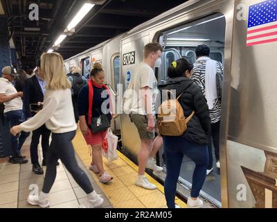 En semaine, dans le métro de New York, le mercredi, 10 mai 2023. (© Frances M. Roberts) Banque D'Images