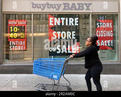 Buybuy Baby store à Chelsea New York annonce ses ventes de clôture mardi, 9 mai 2023. Bed Bath & Beyond, propriétaire de buybuy Baby, a déposé une demande de protection contre la faillite pour le chapitre 11 et a annoncé qu'elle prévoyait de mettre fin à ses activités, 360 magasins BB&B et ses 12 magasins Buybuy Baby. (© Frances M. Roberts) Banque D'Images