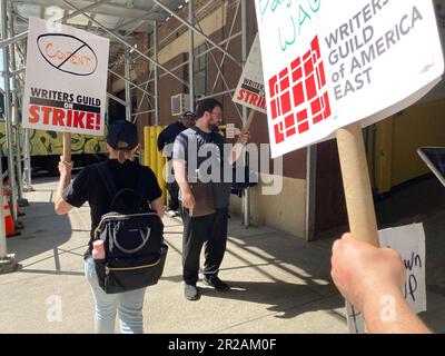 Des membres de la Writers Guild of America East et d'autres partisans syndicaux piquent devant le bâtiment Starett-Lehigh où la série télévisée amazonienne « milliards » est filmée, dans le quartier de Chelsea à New York mercredi, 10 mai 2023. Les auteurs veulent une plus grande part des revenus de streaming ainsi que la dotation obligatoire et la durée de l'emploi. La dernière grève de novembre 2007 a duré 100 jours. (© Frances M. Roberts) Banque D'Images