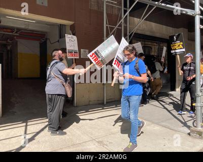 Des membres de la Writers Guild of America East et d'autres partisans syndicaux piquent devant le bâtiment Starett-Lehigh où la série télévisée amazonienne « milliards » est filmée, dans le quartier de Chelsea à New York mercredi, 10 mai 2023. Les auteurs veulent une plus grande part des revenus de streaming ainsi que la dotation obligatoire et la durée de l'emploi. La dernière grève de novembre 2007 a duré 100 jours. (© Frances M. Roberts) Banque D'Images