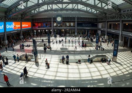 Les voyageurs se rassemblent dans le Moynihan train Hall de la gare de Pennsylvanie à New York le dimanche, 7 mai 2023. (© Richard B. Levine) Banque D'Images