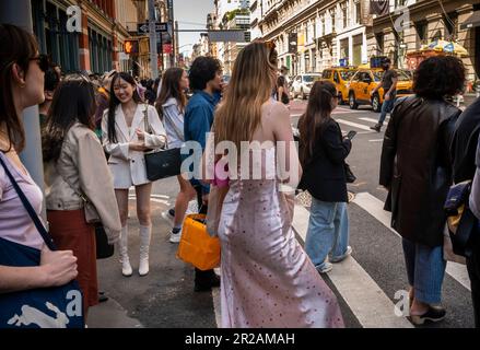 Les foules de clients profitent du temps chaud dans le quartier de Soho à New York le samedi, 6 mai 2023. (© Richard B. Levine) Banque D'Images