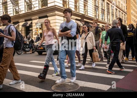 Les foules de clients profitent du temps chaud dans le quartier de Soho à New York le samedi, 6 mai 2023. (© Richard B. Levine) Banque D'Images