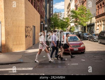 Les foules de clients profitent du temps chaud dans le quartier de Soho à New York le samedi, 6 mai 2023. (© Richard B. Levine) Banque D'Images