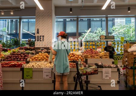 Shopping dans un supermarché Whole Foods Market à New York vendredi, 12 mai 2023. L'indice des prix à la consommation aurait augmenté de 4,9 % au cours de la dernière année, le niveau le plus bas depuis avril 2021, ce qui signifie que les prix des denrées alimentaires ont refroidi. (© Richard B. Levine) Banque D'Images