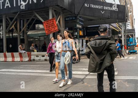 Voyageurs, touristes et autres piétons à l'extérieur de la station de Pennsylvanie en cours de rénovation à New York le dimanche, 14 mai 2023. Les planificateurs et les activistes appellent à un nouveau plan pour redévelopper la région de Penn Station, les plans de redéveloppement existants devenant économiquement inviables. (© Richard B. Levine) Banque D'Images