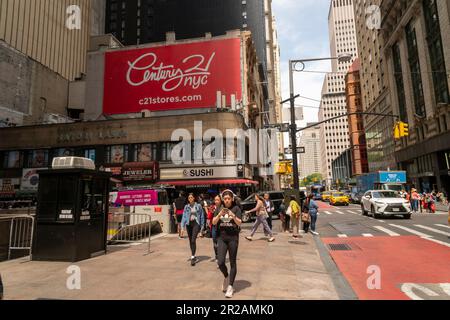 Affichage du grand magasin Century 21 à Lower Manhattan à New York à l'occasion de sa réouverture, mardi, 16 mai 2023. Trois ans après avoir déposé son dossier de faillite et fermé ses 13 magasins, les clients se sont réjouis de la réouverture de l'Emporium des bonnes affaires de Lower Manhattan qui a redonné son aval à l'achat de produits de marque à des prix très réduits. (© Richard B. Levine) Banque D'Images