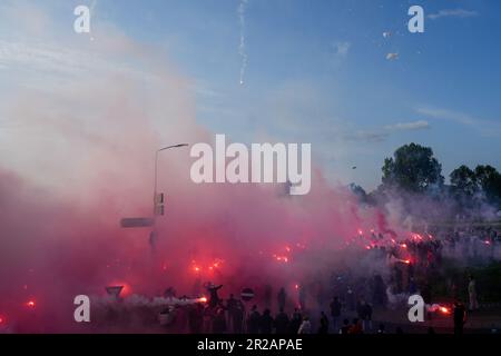 Alkmaar, pays-Bas. 18th mai 2023. ALKMAAR, PAYS-BAS - MAI 18: Les fans ont fait le point sur les payeurs d'AZ lors de la semi-finale de l'UEFA Europa Conference League second Leg match entre AZ et West Ham Unis à la Stadion AFAS sur 18 mai 2023 à Alkmaar, pays-Bas (photo de Patrick Goosen/Orange Pictures) crédit: Orange pics BV/Alay Live News Banque D'Images