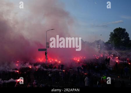 Alkmaar, pays-Bas. 18th mai 2023. ALKMAAR, PAYS-BAS - MAI 18: Les fans ont fait le point sur les payeurs d'AZ lors de la semi-finale de l'UEFA Europa Conference League second Leg match entre AZ et West Ham Unis à la Stadion AFAS sur 18 mai 2023 à Alkmaar, pays-Bas (photo de Patrick Goosen/Orange Pictures) crédit: Orange pics BV/Alay Live News Banque D'Images