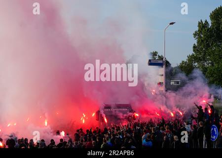 Alkmaar, pays-Bas. 18th mai 2023. ALKMAAR, PAYS-BAS - MAI 18: Les fans accueillent les joueurs d'AZ lors de la demi-finale de l'UEFA Europa Conference League second Leg match entre AZ et West Ham Unis à la Stadion AFAS sur 18 mai 2023 à Alkmaar, pays-Bas (photo de Patrick Goosen/Orange Pictures) crédit: Orange pics BV/Alay Live News Banque D'Images