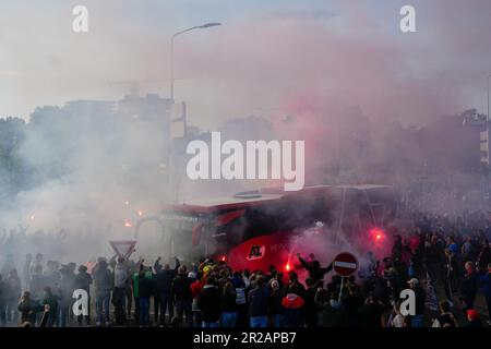 Alkmaar, pays-Bas. 18th mai 2023. ALKMAAR, PAYS-BAS - MAI 18: Les fans accueillent les joueurs d'AZ lors de la demi-finale de l'UEFA Europa Conference League second Leg match entre AZ et West Ham Unis à la Stadion AFAS sur 18 mai 2023 à Alkmaar, pays-Bas (photo de Patrick Goosen/Orange Pictures) crédit: Orange pics BV/Alay Live News Banque D'Images