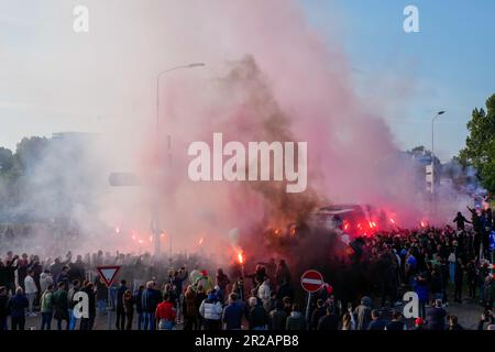 Alkmaar, pays-Bas. 18th mai 2023. ALKMAAR, PAYS-BAS - MAI 18: Les fans accueillent les joueurs d'AZ lors de la demi-finale de l'UEFA Europa Conference League second Leg match entre AZ et West Ham Unis à la Stadion AFAS sur 18 mai 2023 à Alkmaar, pays-Bas (photo de Patrick Goosen/Orange Pictures) crédit: Orange pics BV/Alay Live News Banque D'Images