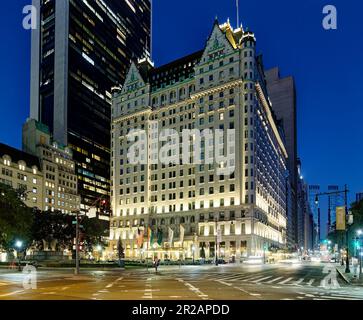 Des sentiers lumineux et des projecteurs éclaient la façade de l'emblématique Plaza Hotel de New York, surplombant la Grand Army Plaza de Manhattan et Central Park. Banque D'Images