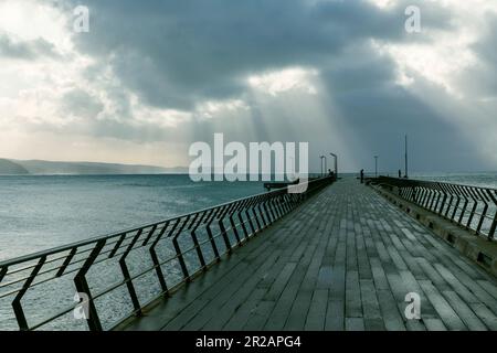 Photographie de la jetée sur une matinée brumeuse et trouble dans la ville de Lorne sur la Great Ocean Road à Victoria en Australie Banque D'Images