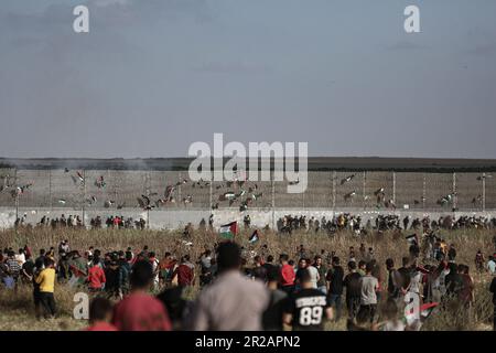 Gaza, Territoires palestiniens. 18th mai 2023. Les Palestiniens participent à une « marche du drapeau » le long de la frontière avec Israël à l'est de la ville de Gaza en réponse au jour de Jérusalem, un événement annuel au cours duquel les nationalistes israéliens célèbrent la conquête israélienne de Jérusalem-est après la guerre de six jours de 1967. Credit: Mohammed Talatene/dpa/Alay Live News Banque D'Images