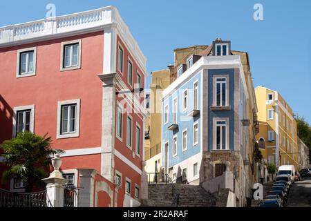 Gros plan de plusieurs immeubles d'appartements à architecture traditionnelle avec des escaliers extérieurs qui mènent aux différents niveaux de rues de Lisbonne au Portugal Banque D'Images