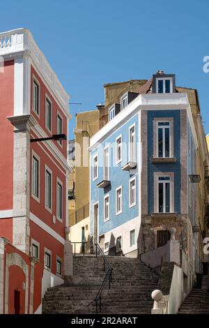 Gros plan de plusieurs immeubles d'appartements à architecture traditionnelle avec des escaliers extérieurs qui mènent aux différents niveaux de rues de Lisbonne au Portugal Banque D'Images