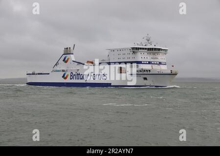 Le véhicule et le ferry pour passagers Brittany Ferries MV COTENTIN approchant le port Banque D'Images