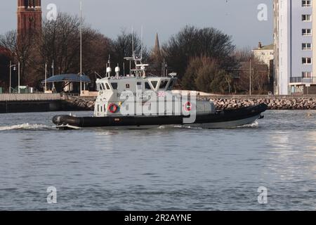 Le navire de patrouille côtière de la Force frontalière du Royaume-Uni HMC NIMROD s'approche d'un poste d'amarrage à Haslar Marina Banque D'Images