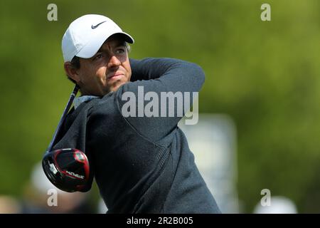 Rochester, États-Unis. 18th mai 2023. Rory McIlroy regarde son tee-shirt tourné sur le 12th trous lors du premier tour du championnat PGA 2023 au Oakwood Country Club de Rochester, New York, jeudi, 18 mai 2023. Photo par Aaron Josefczyk/UPI crédit: UPI/Alay Live News Banque D'Images