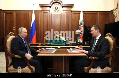 Moscou, Russie. 18th mai 2023. Le président russe Vladimir Poutine tient une rencontre en face-à-face avec Mikhail Degtyarev, gouverneur du territoire de Khabarovsk, à droite, au Kremlin, à 18 mai 2023, à Moscou, Russie. Credit: Mikhail Klimentyev/Kremlin Pool/Alamy Live News Banque D'Images