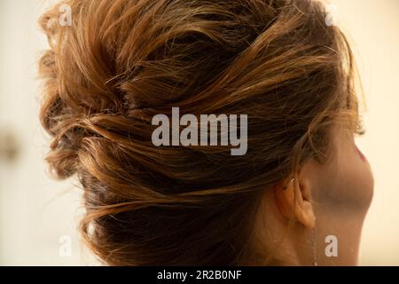 vue arrière de la coiffure de la fille dans le salon, coiffure élégante de soirée Banque D'Images