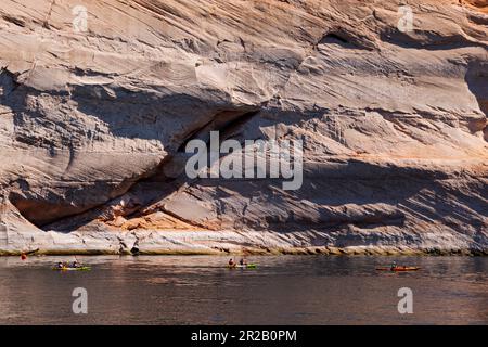 Kayakistes explorant le lac Powell; barrage de Glen Canyon; aire de loisirs nationale de Glen Canyon; page; Arizona; États-Unis Banque D'Images