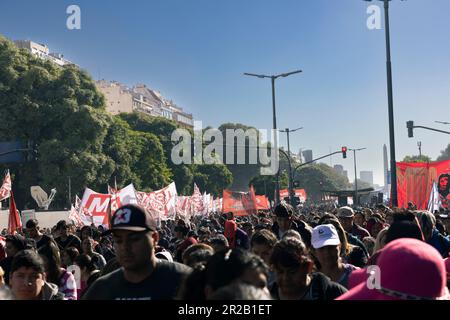 Buenos Aires, Argentine. 18th mai 2023. Les organisations sociales ont participé à la Journée de lutte pour l'unité contre l'ajustement du Fonds monétaire international (FMI). Ils ont marché vers le ministère du développement social. (Crédit : Esteban Osorio/Alay Live News) Banque D'Images