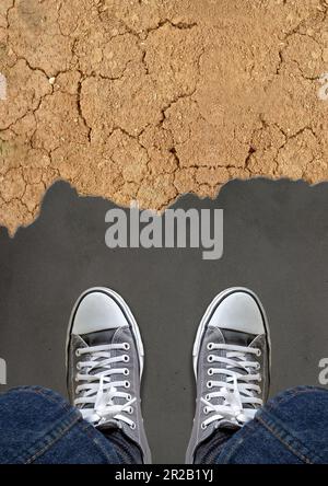 Pieds debout sur la route d'asphalte pour sécher les terres. Osez prendre la chance, voyage difficile, passer du concept de zone de confort Banque D'Images