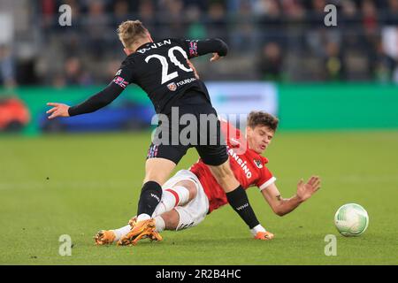 Amsterdam, pays-Bas. 18th mai 2023. Milos Kerkez, d'AZ Alkmaar, est fouillé par Jarrod Bowen, de West Ham, lors de la demi-finale de la Ligue de la Conférence de l'UEFA, deuxième match entre AZ Alkmaar et West Ham, à l'AFAS Stadion sur 18 mai 2023, à Amsterdam, aux pays-Bas. (Photo de Daniel Chesterton/phcimages.com) Credit: PHC Images/Alamy Live News Banque D'Images