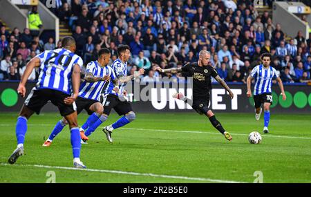 Hillsborough, Sheffield, Yorkshire, Royaume-Uni. 18th mai 2023. League One Play Off football, semi final, second Leg, Sheffield Wednesday contre Peterborough United ; Joe Ward de Peterborough tire à Goal Credit: Action plus Sports/Alay Live News Banque D'Images